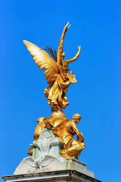 Monumento conmemorativo de Victoria en la ciudad de Westminster en Londres — Foto de Stock