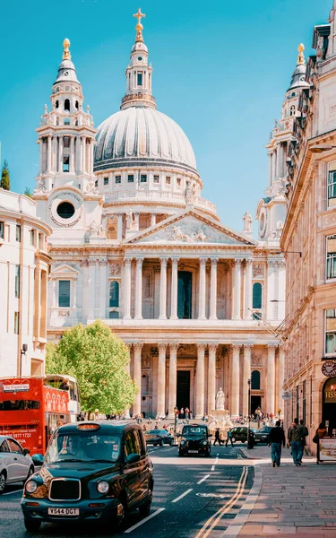 Taxi taxi y calle ocupada en St Paul Cathedral Londres — Foto de Stock