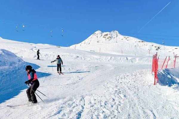 Esquiadores en la estación de esquí del glaciar Hintertux en Zillertal Austria —  Fotos de Stock