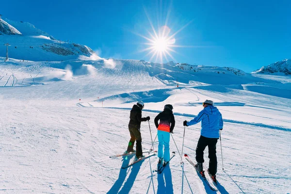 Personas Esquiadores en la estación de esquí del glaciar Hintertux en Zillertal Austria —  Fotos de Stock