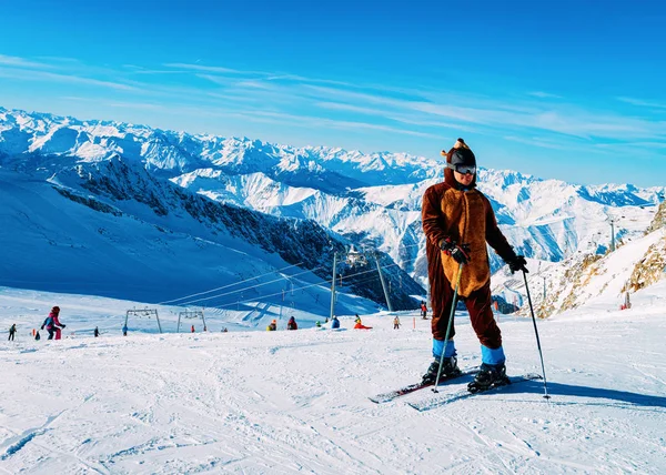 Hombre esquiador en la estación de esquí del glaciar Hintertux en Zillertal Austria —  Fotos de Stock