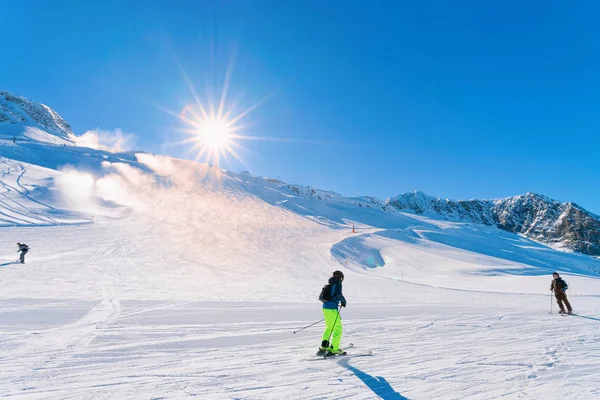 Narciarze w ośrodku narciarskim Hintertux Glacier w dolinie Zillertal Austria — Zdjęcie stockowe