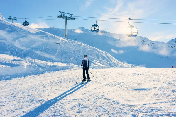 Man skidåkare på Hintertux Glacier Ski Lift Zillertal Österrike — Stockfoto