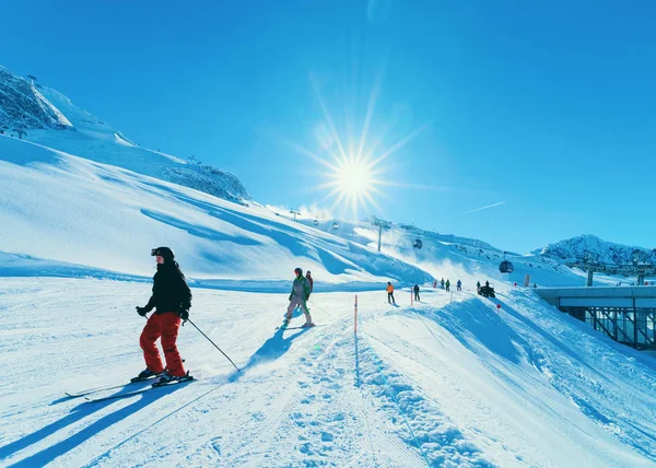 Лыжники на горнолыжном курорте Hintertux Glacier в Циллертале, Австрия — стоковое фото