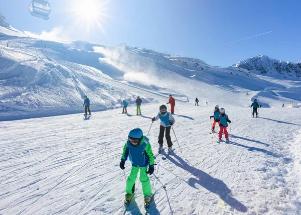 Esquiador Niños en la estación de esquí del glaciar Hintertux en Zillertal Austria —  Fotos de Stock