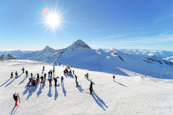 Gente y estación de esquí del glaciar Hintertux en Zillertal en Tirol —  Fotos de Stock