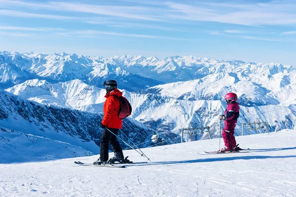 Familia Esquiadores Estación de esquí Glaciar Hintertux en Zillertal Austria —  Fotos de Stock