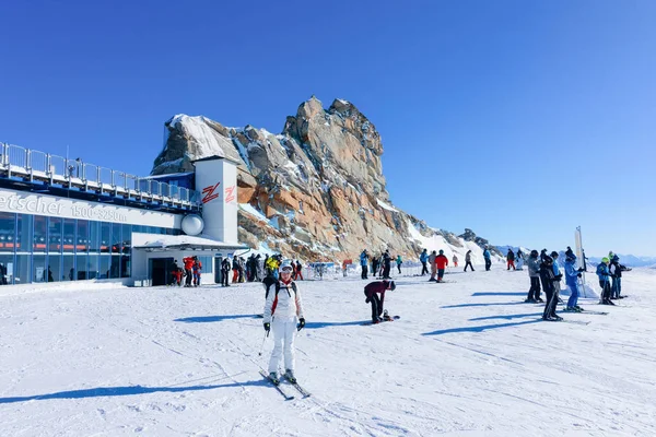 Гірськолижники Льодовик Хинтертукс гірськолижний курорт Ціллерталь Австрія — стокове фото