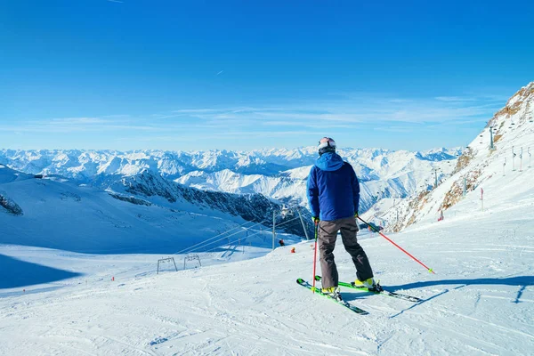 Esquiador Hombre en la estación de esquí del glaciar Hintertux Zillertal Austria —  Fotos de Stock