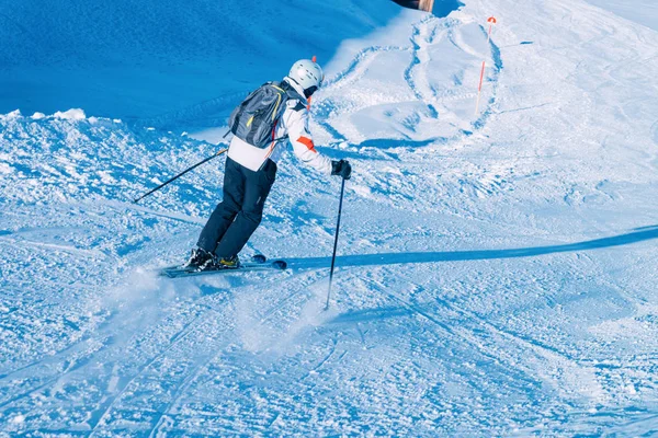 Síelő férfi a Hintertuxer Gleccser sípályában Zillertal Ausztria — Stock Fotó