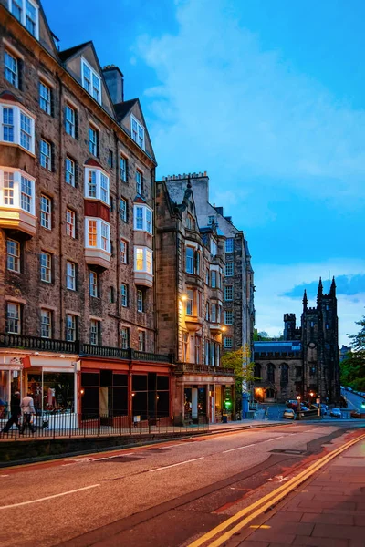 Street presso l'Università di Edimburgo in Scozia sera — Foto Stock