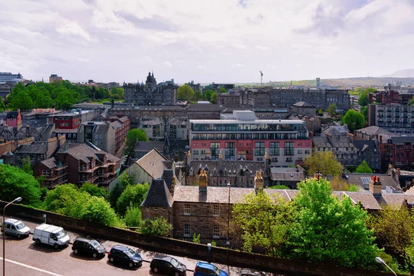 Città vecchia paesaggio urbano dal Castello di Edimburgo in Scozia — Foto Stock