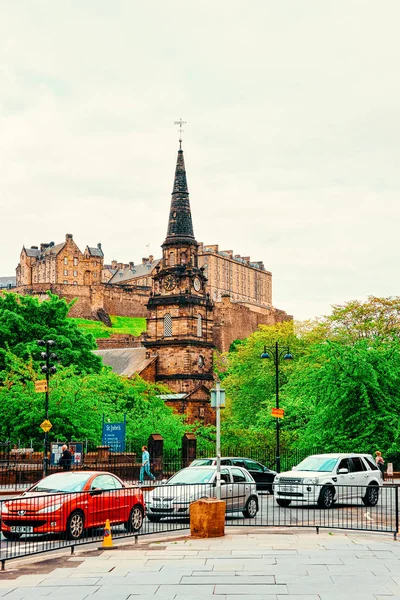 Pohled ulic na kostel svatého Cuthberta a Edinburghu — Stock fotografie