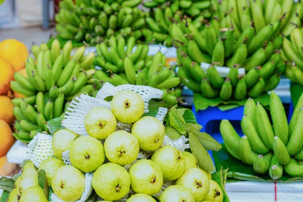 Grüne Guaven und Bananenfrüchte exotische tropische asiatische Küche hanoi — Stockfoto