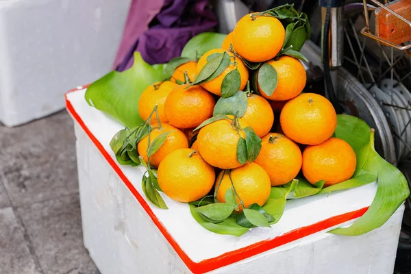 Orangenfrüchte als asiatisches Essen in Hanoi — Stockfoto