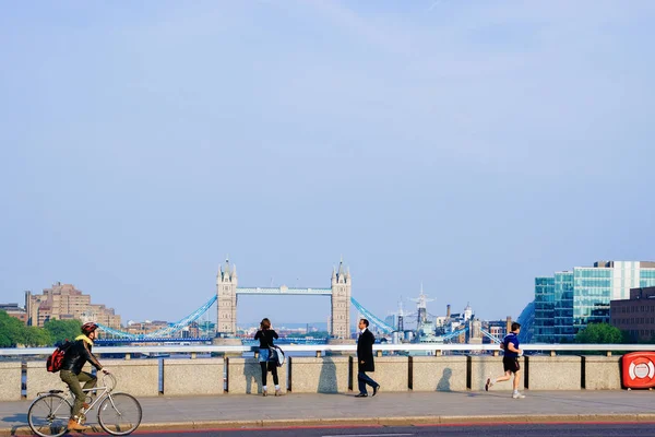 Gente en la orilla del Tower Bridge en Londres —  Fotos de Stock