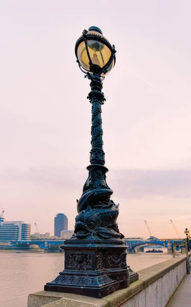 Lámpara de calle en Victoria Embankment en Thames River en Londres —  Fotos de Stock