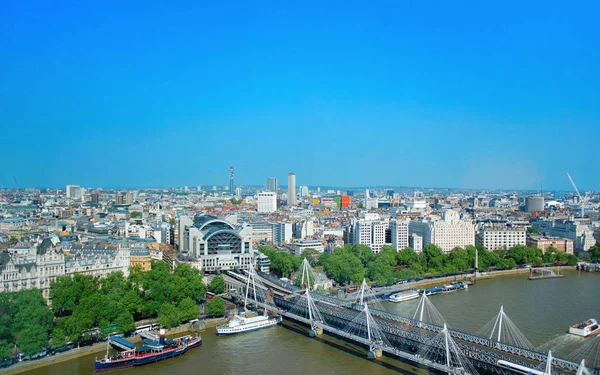 Hungerford Bridge sobre el río Támesis en Londres —  Fotos de Stock