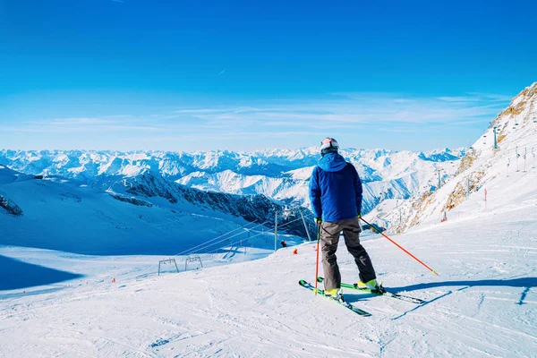 Skidåkare man på Hintertux Glacier Ski Resort vid Zillertal Österrike — Stockfoto