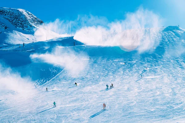 Snowboarders op het skigebied Hintertux gletscher in het Zillertal Oostenrijk — Stockfoto