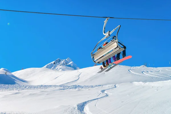 在欣特图冰川滑雪胜地奥地利，人们坐在椅子上 — 图库照片
