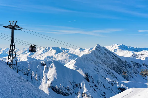 Elevadores de esqui na estância de esqui Hintertux Glacier em Zillertal Áustria — Fotografia de Stock