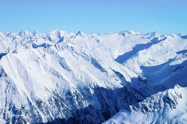 Krajobraz ośrodka narciarskiego na lodowcu Hintertux w dolinie Zillertal — Zdjęcie stockowe