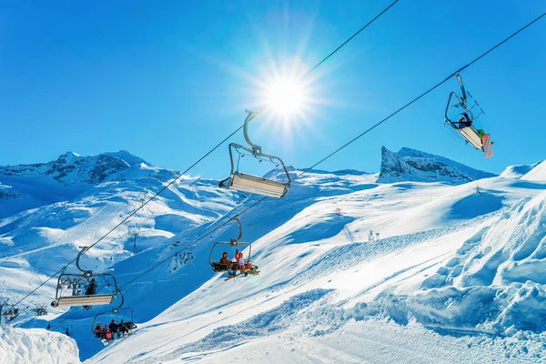 Mensen bij stoeltjesliften in Hintertux gletsjer Ski Resort Oostenrijk — Stockfoto