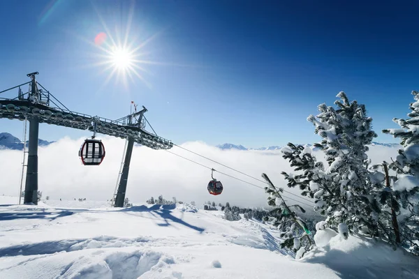 滑雪缆车和云在齐勒塔尔竞技场滑雪胜地奥地利 — 图库照片