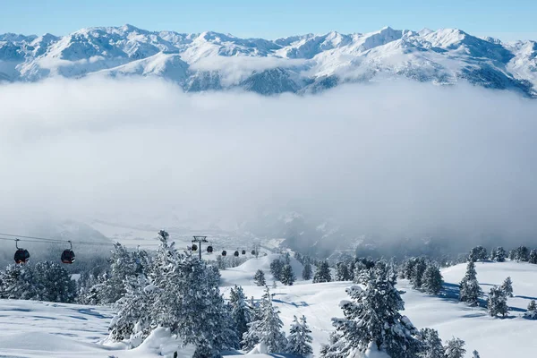 Impianti di risalita e nuvole presso la stazione sciistica Zillertal Arena Austria — Foto Stock