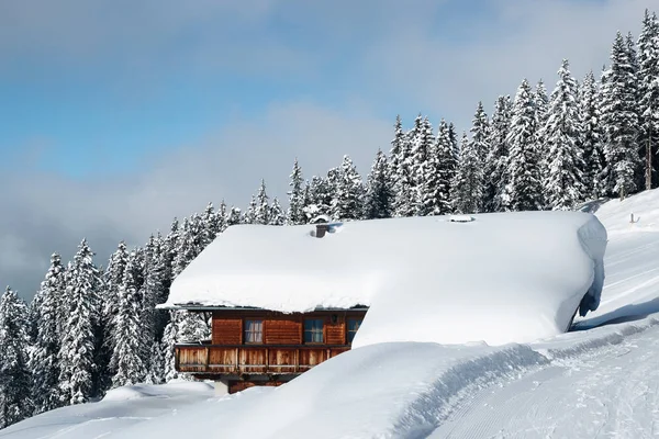 Krajobraz ośrodka narciarskiego Zillertal Arena z zaśnieżonym chatą Austria — Zdjęcie stockowe