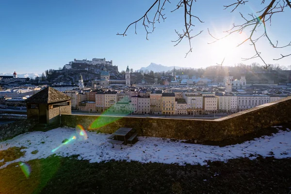 Panorama con puesta de sol en la ciudad vieja y castillo de Hohensalzburg Salzburgo —  Fotos de Stock