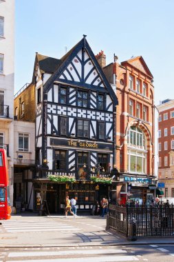 Londra'da sokakta pub ve insanlar