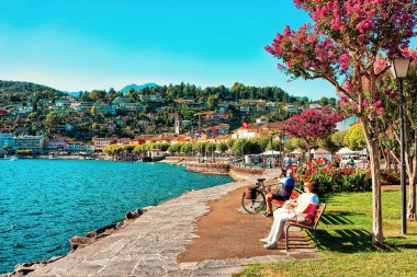 Ascona lüks turizm beldesinde bankta oturan yaşlılar