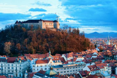 Ljubljana şehir merkezi panoraması ve Gün batımı Kalesi