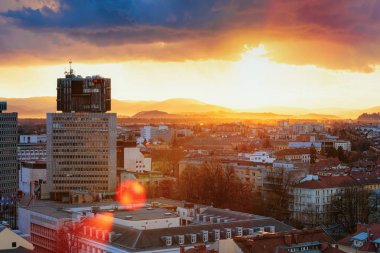 Ljubljana eski şehir ve iş şehir merkezi üzerinde güzel gün batımı