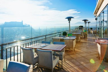 Ljubljana Slovenya gün doğumu panoramik arka plan ile Boş sokak kafe