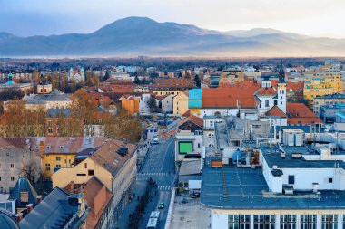 Ljubljana eski şehir ve iş şehir merkezi üzerinde güzel gün batımı