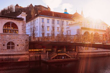 Akşam Ljubljana eski şehir köprüsünde gün batımı ile Sokak görünümü