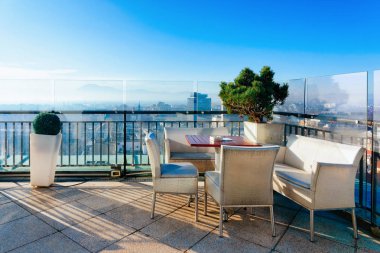 Ljubljana Slovenya gün doğumu boş sokak kafe ve panoramik arka plan