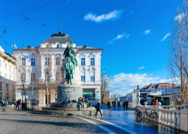 Ljubljana eski şehir caddesi preseren Meydanı'nda insanlar