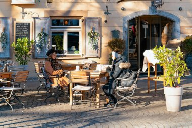 Kızlar yeme ve masasandalyel ile restoranlarda içme Ljubljana