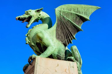 Ljubljana ve mavi gökyüzünde ejderha heykeli