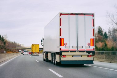Karayolu Kamyon üzerinde kamyon kamyon yolda kamyon lojistik işi yapıyor