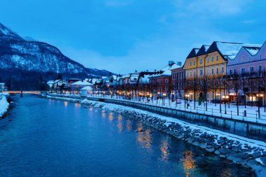 Spa ve kayak merkezi Bad Ischl şehir Avusturya'da akşam