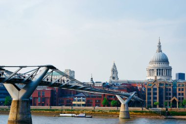 Thames Nehri Üzerinde St Paul Katedrali ve Millennium Köprüsü Londra