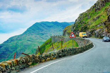 Snowdonia İngiltere'de dağlarda araba ile Yol