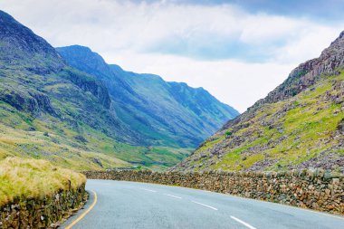 İngiltere'de Snowdonia Milli Parkı yakınlarındaki dağlarla yol