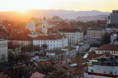 Ljubljana gün batımı şehir merkezinde panoramik görünüm