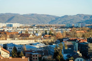Ljubljana şehir merkezine panoramik görünümü ve dağlar
